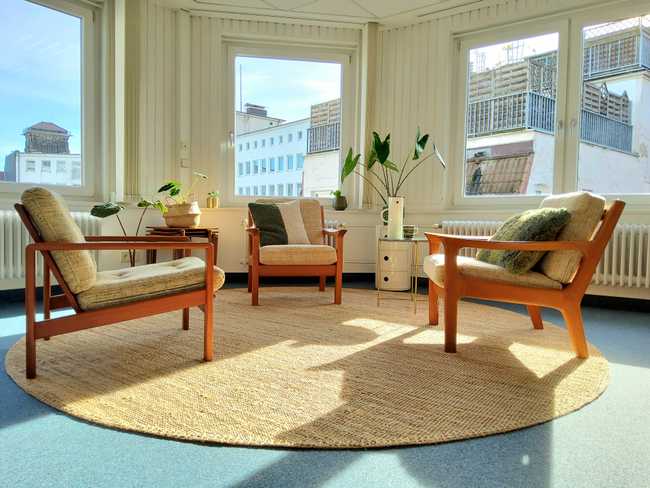 Raum mit drei Sesseln