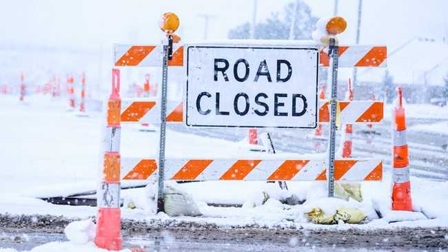 Straßensperrung als Metapher für mentale Blockaden, bei denen Mentalcoaching hilft