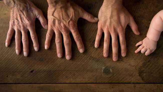 Vier Hände von alt zu jung als Sinnbild einer Familie in systemischer Familientherapie