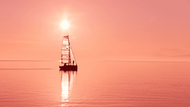 Segelboot auf rosagoldenem Meer