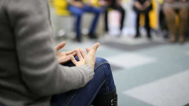 Mehrere Menschen bei Gruppentherapie Hannover